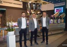Koppert Machines toonde hun nieuwe machine voor het verpakken (topsealen) van snackgroenten.Patrick ten Have, Paul Koppert en Sebastien Linnenbank
